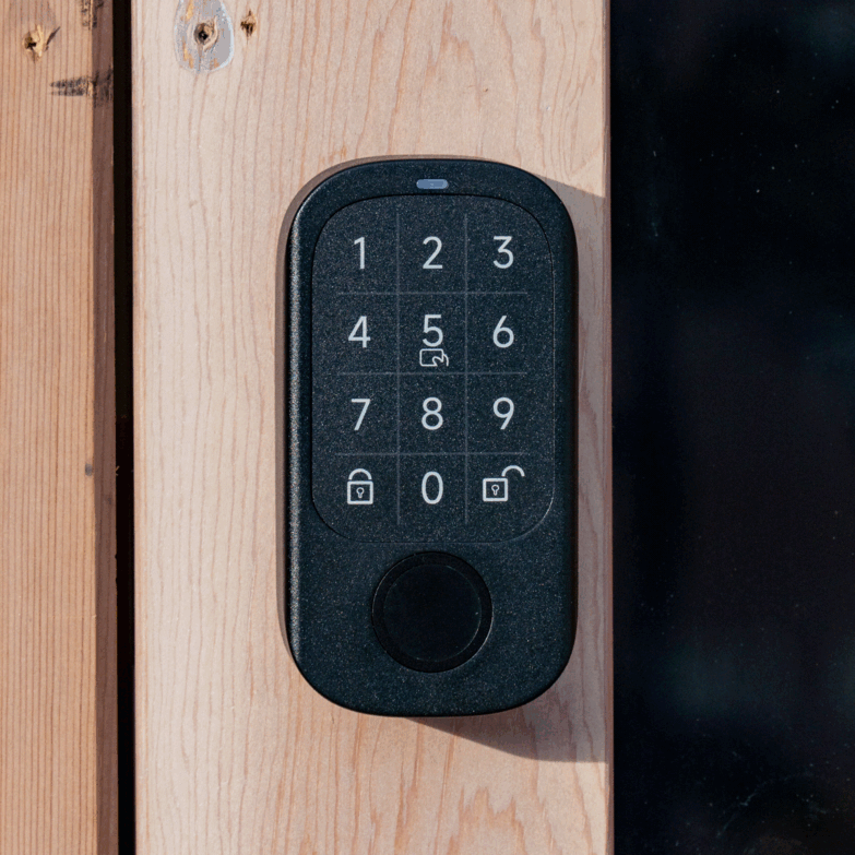 店舗入口のデジタルキーパッド - 暗証番号を入力するとドアが開きます