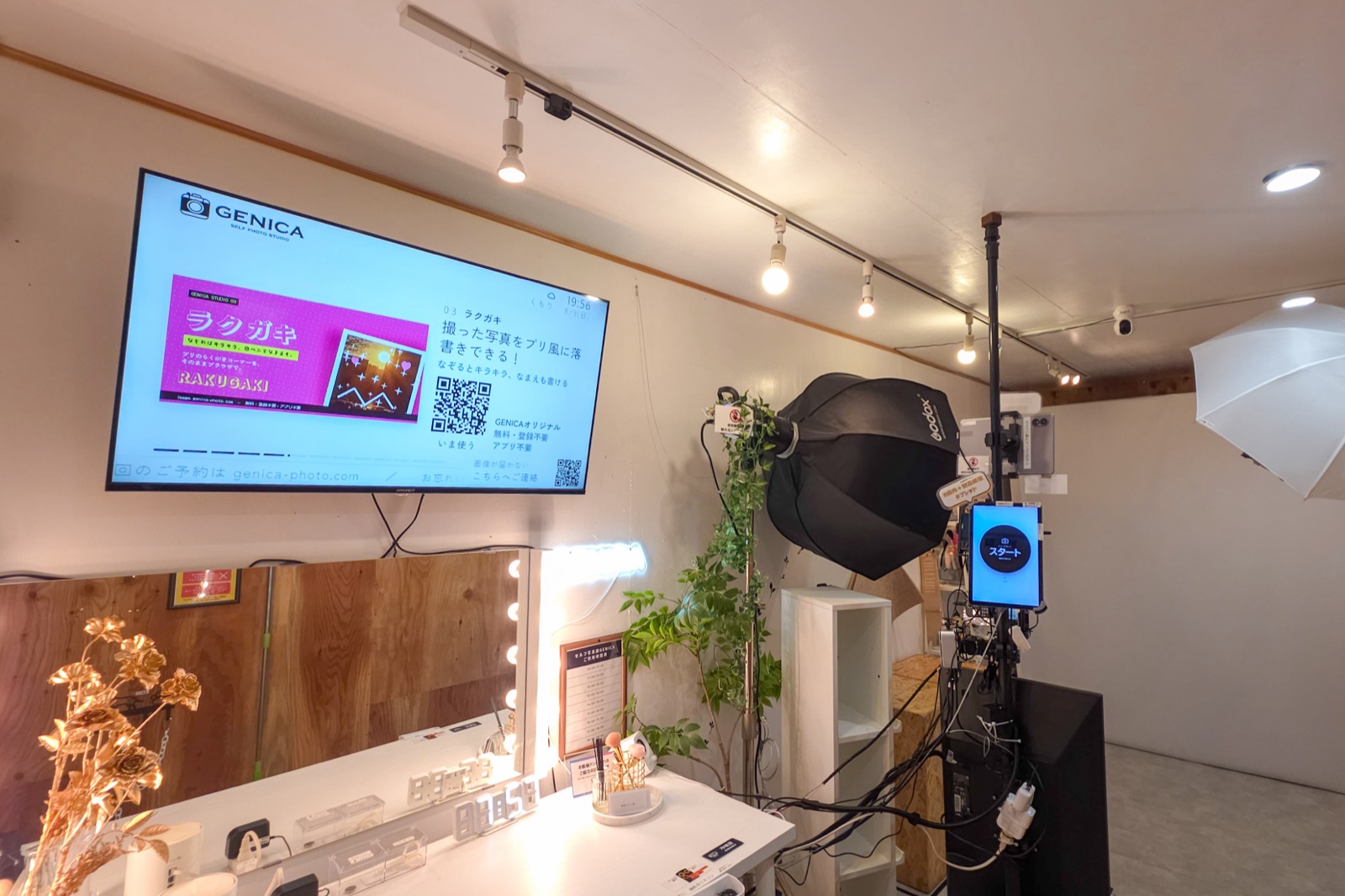 店内の壁に設置された43型サイネージ。奥には撮影用の照明と操作タブレットが見える