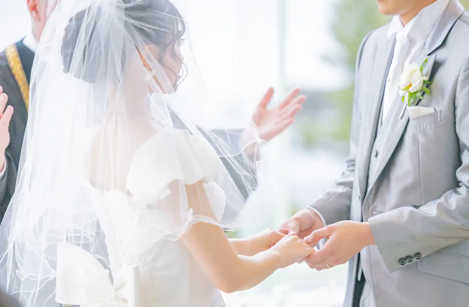 結婚式で指輪交換をする新郎新婦